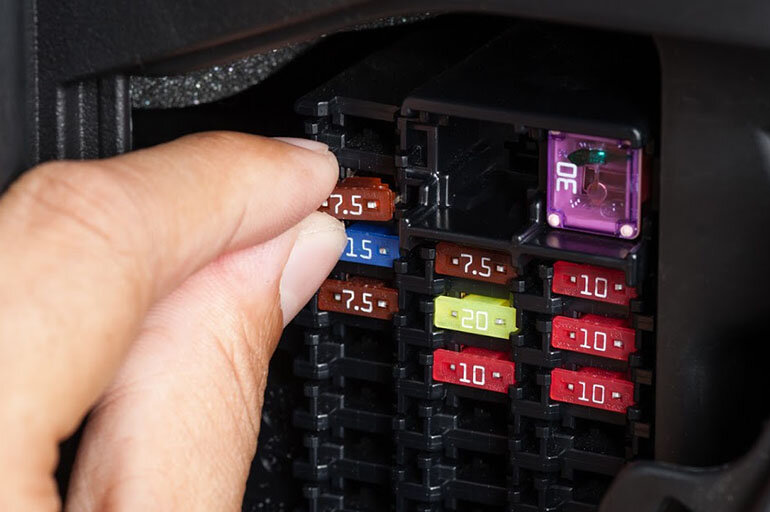 Почему перегорает предохранитель: ищем причины